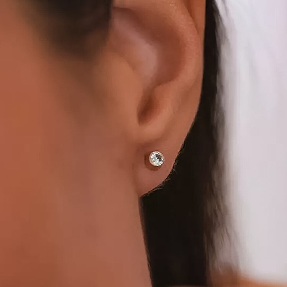 ⚜️[𝟯/$𝟭𝟴]⚜️Rose Gold Rhinestone Bezel Set Stud Earrings NEW - Picture 5 of 7